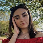 Ragazza frequentante il liceo disponibile per ripetizioni di lingua